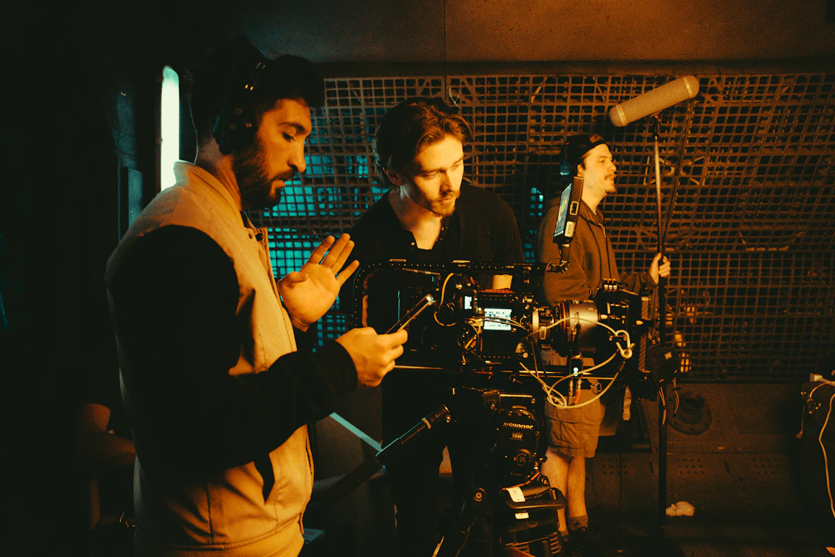 Une équipe de tournage travaille autour d’une caméra et de microphones